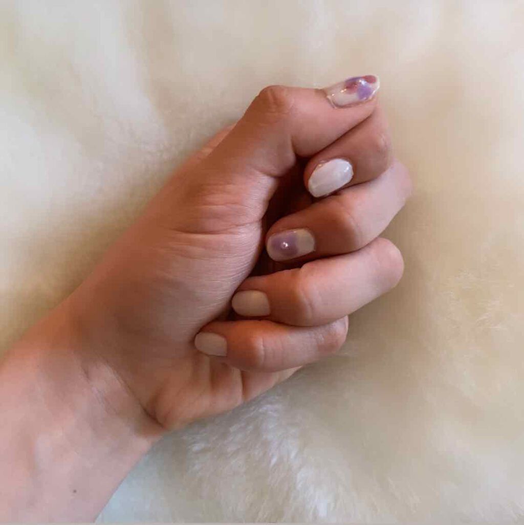 m a i on LIPS 「今日は紫陽花ネイルのやり方を紹介します!全部100均かプチプラ..」(2枚目)