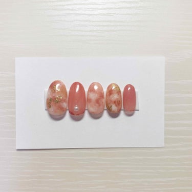 ピンクブラウン系のネイル💅
ゴールドをアクセントにしてみました！

ニュアンスネイルはやってるから
挑戦してみたけど難しい〜〜😂

セリアのジェルネイル 
発色が薄いもの、色味がパッケージと
少し異なる