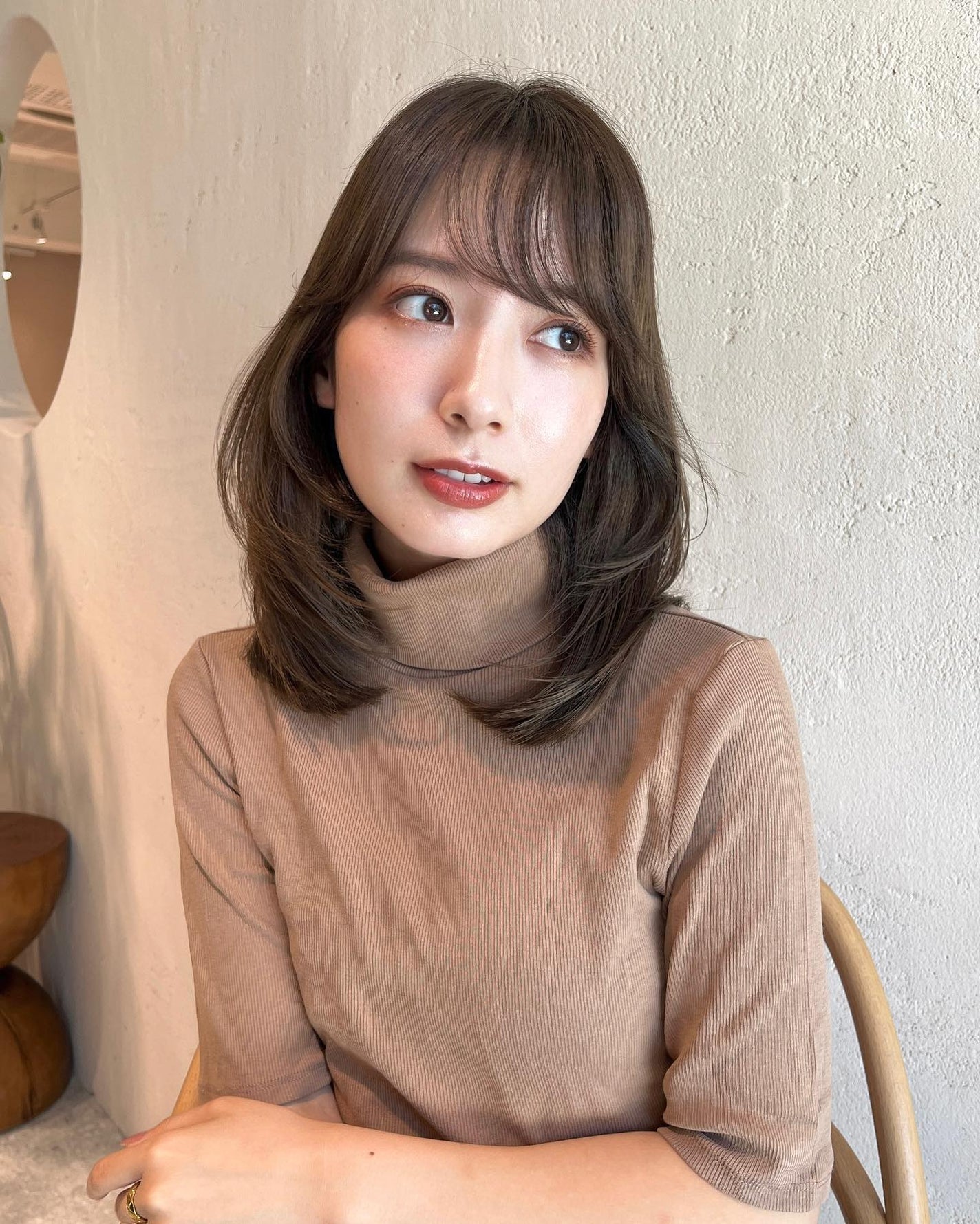 HARUNA on LIPS 「ミディアムレイヤー♡鎖骨下のミディアムに顔周りレイヤーカットを..」(2枚目)