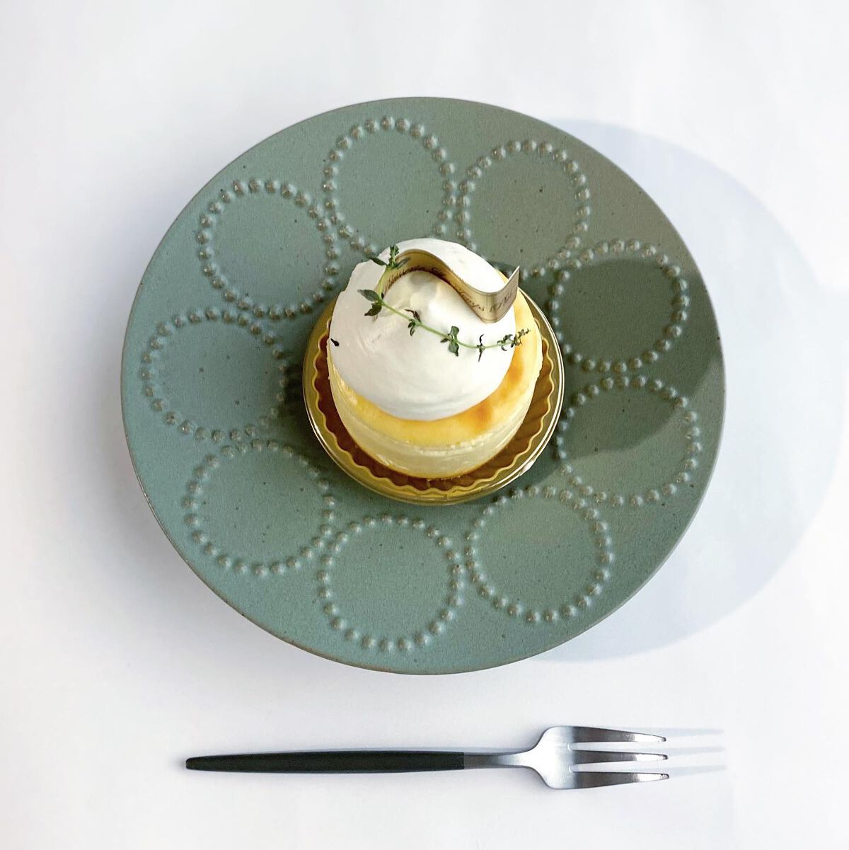 ．
mina perhonenのお皿にぴったり乗ったケーキ🧁🧁

．

．
#minaperhonen#minaperhonencall#cafe#cafestagram#cheesecake#cafetime#homecafe#ミナペ