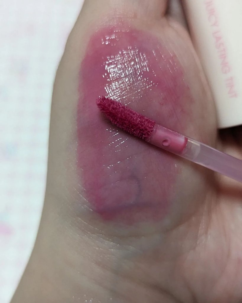 ジューシーラスティングティント/rom&nd/リップティントを使ったクチコミ（2枚目）