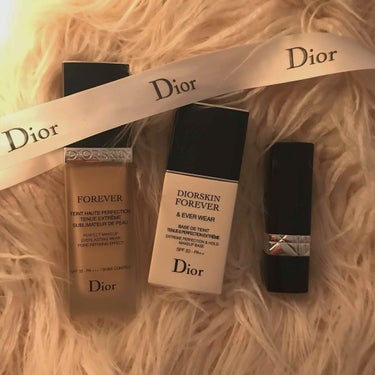 Diorの定番 ベースメイク

左  #ディオールスキンフォーエヴァーフルイド

カバー量最強です💛
塗った感じはセミマットな質感で崩れにくいですが
その分少し伸びが悪いので塗るのが難しいです
あと、私