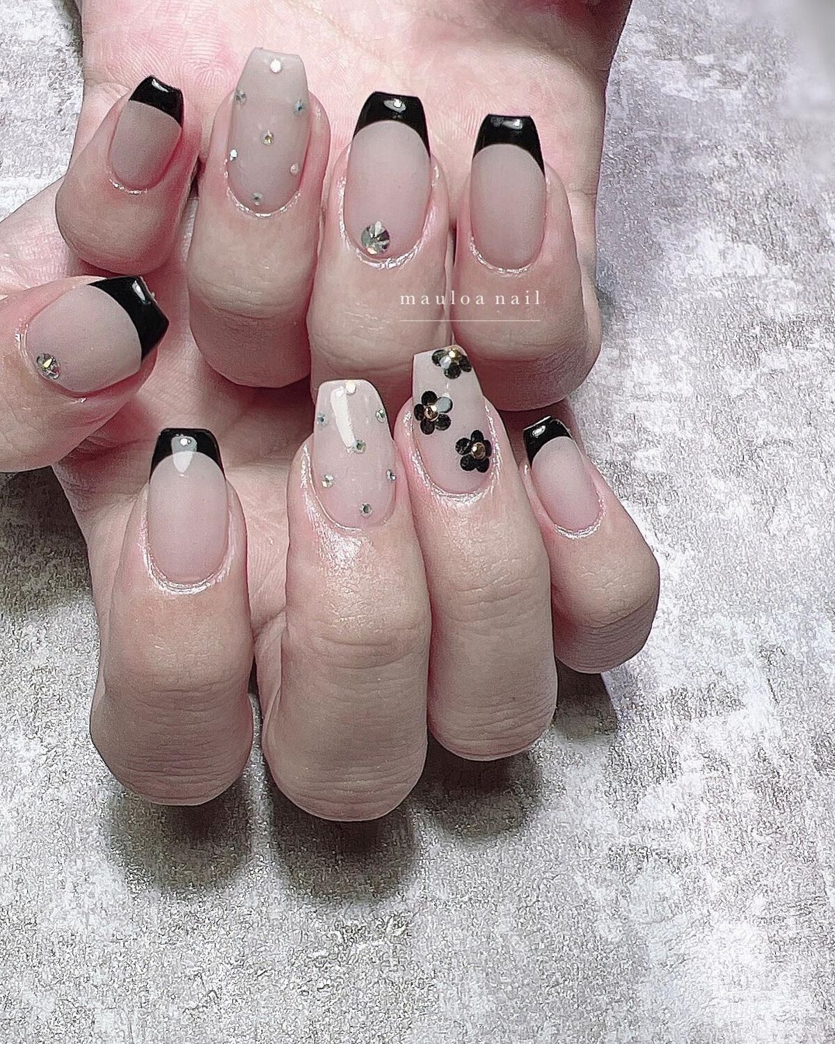 mauloa_nail on LIPS 「・黒フレンチ♡県外から遠いのにありがとうございました🙇💗・ネイ..」(1枚目)