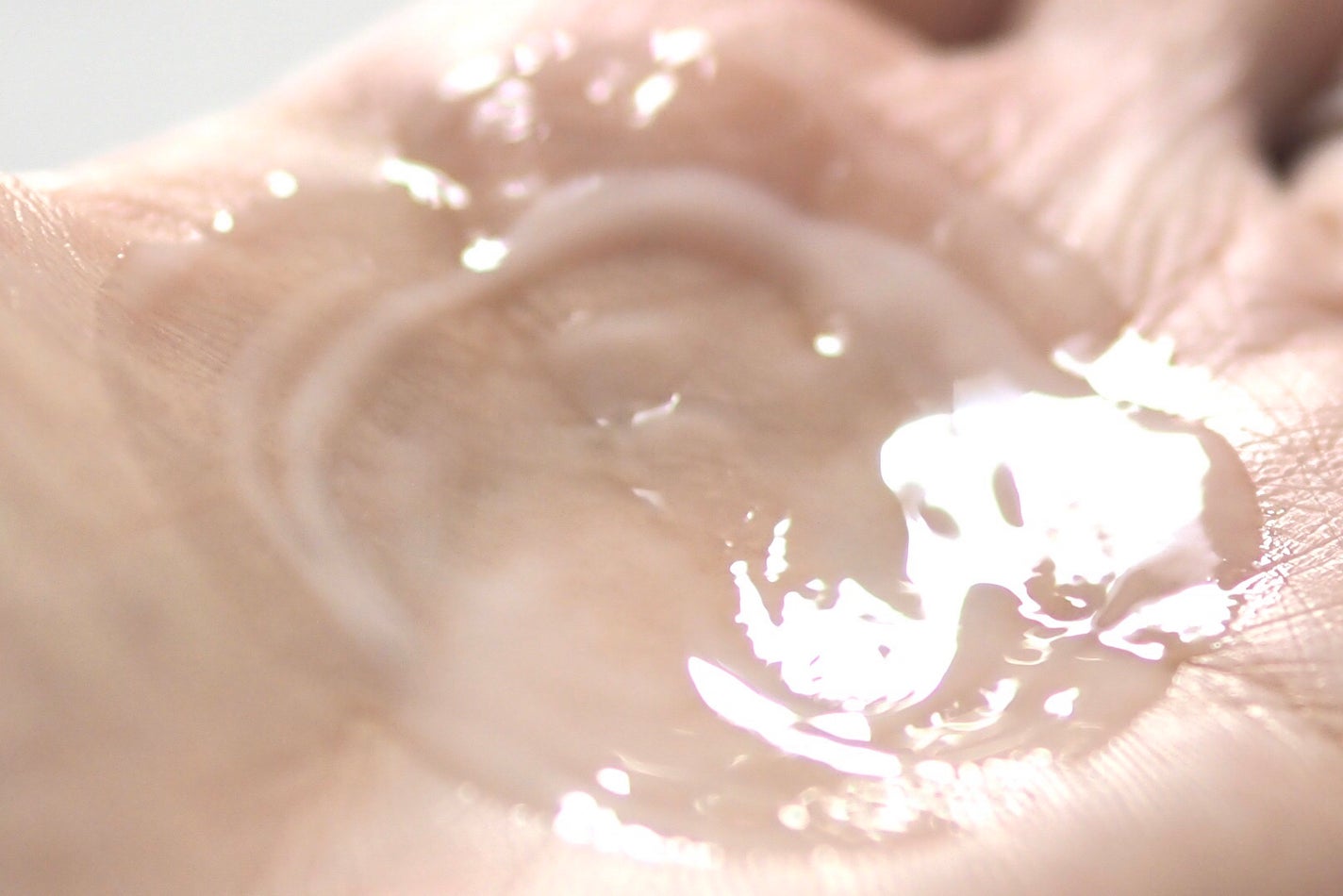 プレミアムボディミルク ホワイトニング【医薬部外品】 /ニベア/ボディミルクを使ったクチコミ(4枚目)