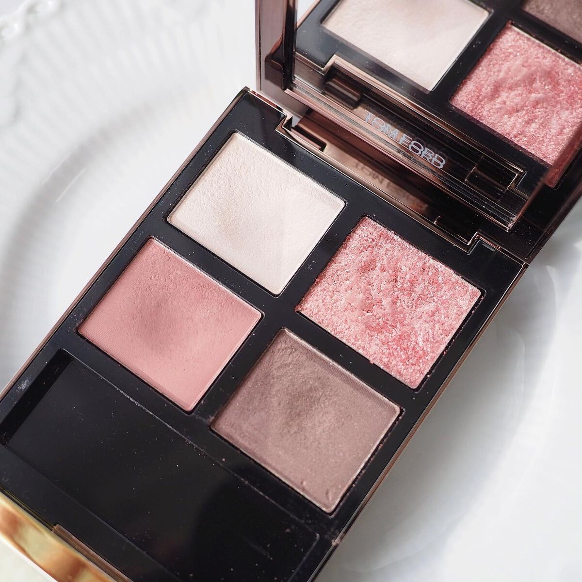 ＼春にぴったりなくすみローズ／

＊ーーーーーーーーーーーーー＊
TOM FORD BEAUTY
@tomfordbeauty 
☑︎アイカラークォード
030 インソレント ローズ
¥12,650（税込）
＊ーーーーーーーーーーーーー＊
