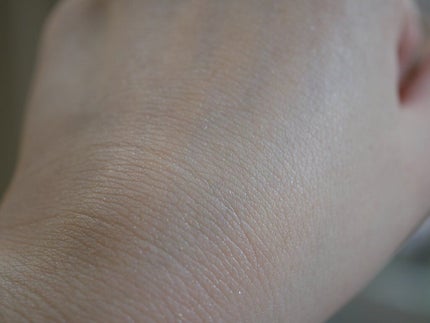 PAUL & JOE BEAUTE サンプロテクション ボディプライマー シマーのクチコミ「夏の素肌にぴったりラメ日焼け止め!
ブルームボックスに入っていたポールアンドジョーの日焼け止.....」(3枚目)