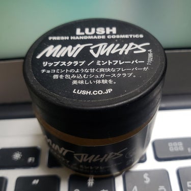 LUSHのリップスクラブ。
(※写真注意
  下唇付き出してるので見苦しいですが)

「このティント(口紅)色かわいい！！」
とよくお店で手の甲に色着けて試すことがあります。

ただどんなに保湿してもす