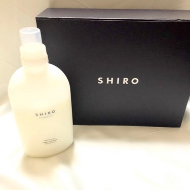 SHIRO ホワイトリリー ファブリックソフナーのクチコミ「ふんわり香るいい女感💐

今回はshiroの柔軟剤についてレビューです‼︎
プレゼントで頂いた.....」（1枚目）