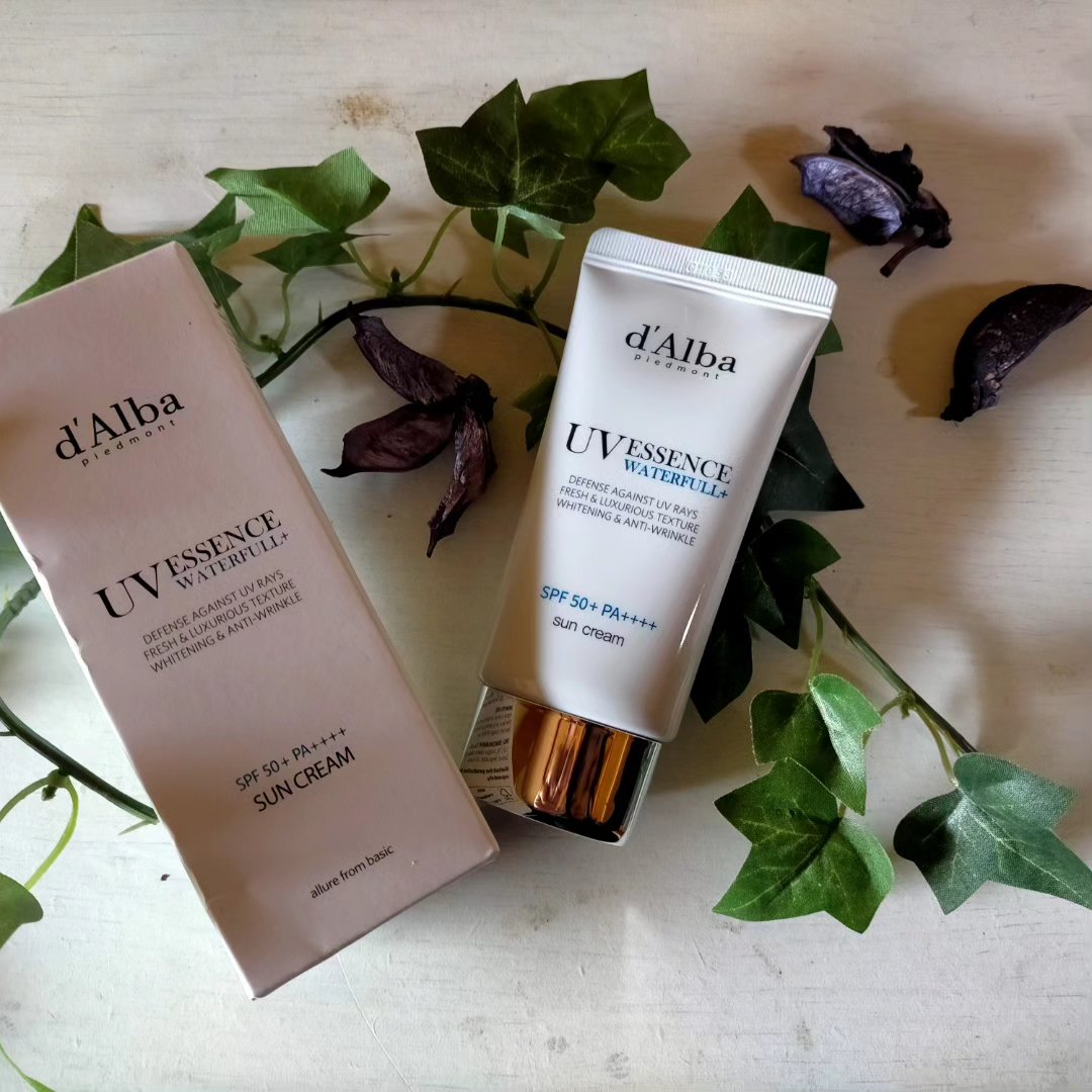 【みずみずしくしっとりなUV】
ダルバの
｢ダルバ エッセンスサンクリーム｣

テクスチャー、優しい香り、みずみずしい仕上がりが気にいって愛用しています。
SPF50+PA++++と紫外線カット値も高い。
日焼け止めとしてでなく、化粧下地と