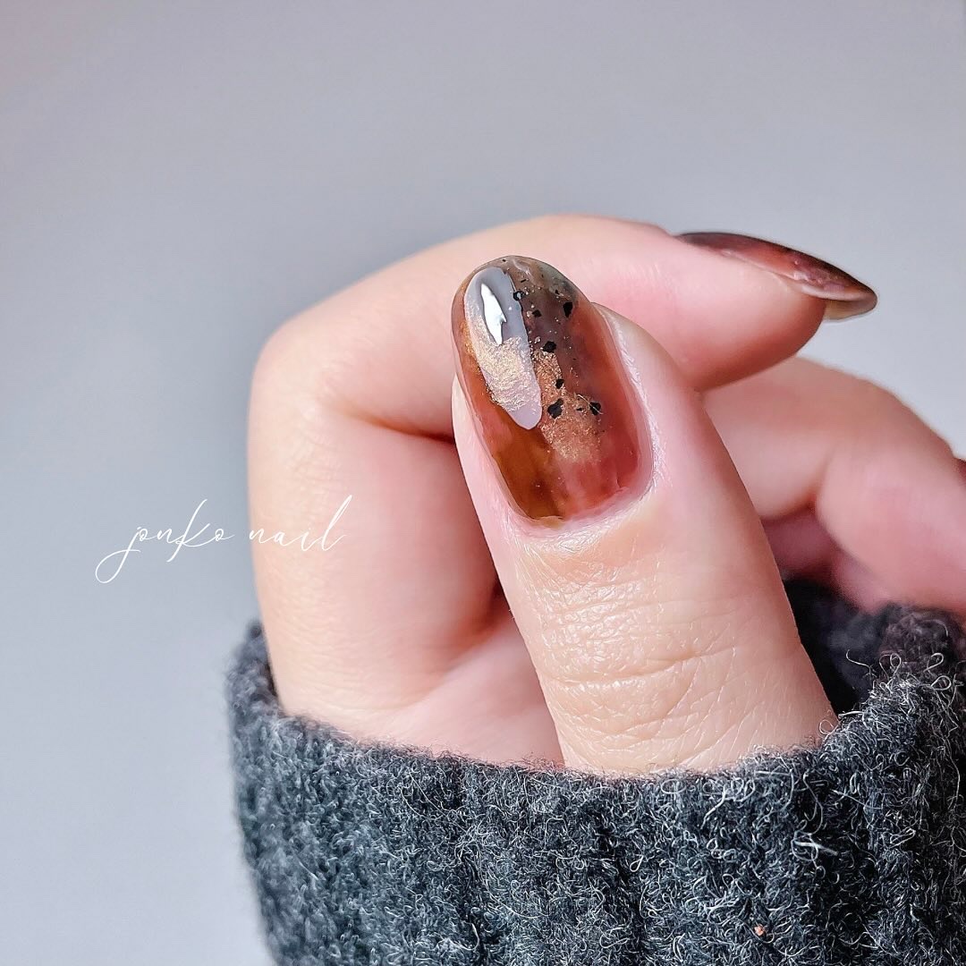 秋のニュアンスネイル🐿🌰🍁🍂
⁡
⁡
秋を感じるカラーたちで
ニュアンスネイルしました🥣 ͗ ͗
⁡
⁡
トーンドロップ @tonedrop_official 
のゴールドのマグネットポリッシュが
ホイルに見えてお気に入り😮´-