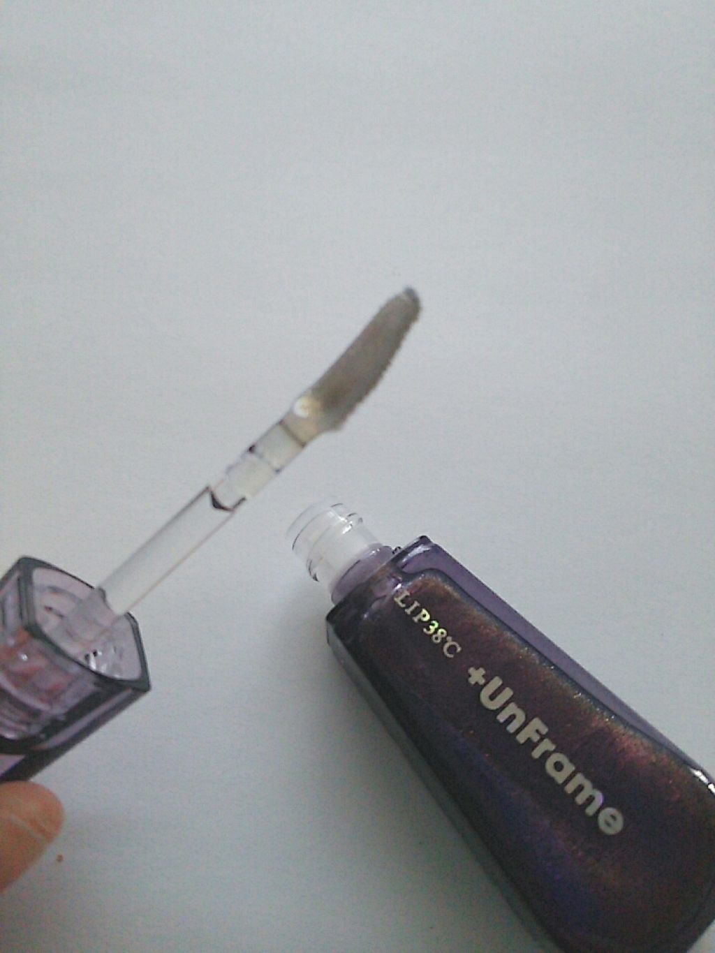 LIP38℃ +UnFrame<ホログラフィック>/UZU BY FLOWFUSHI/リップグロスを使ったクチコミ(2枚目)