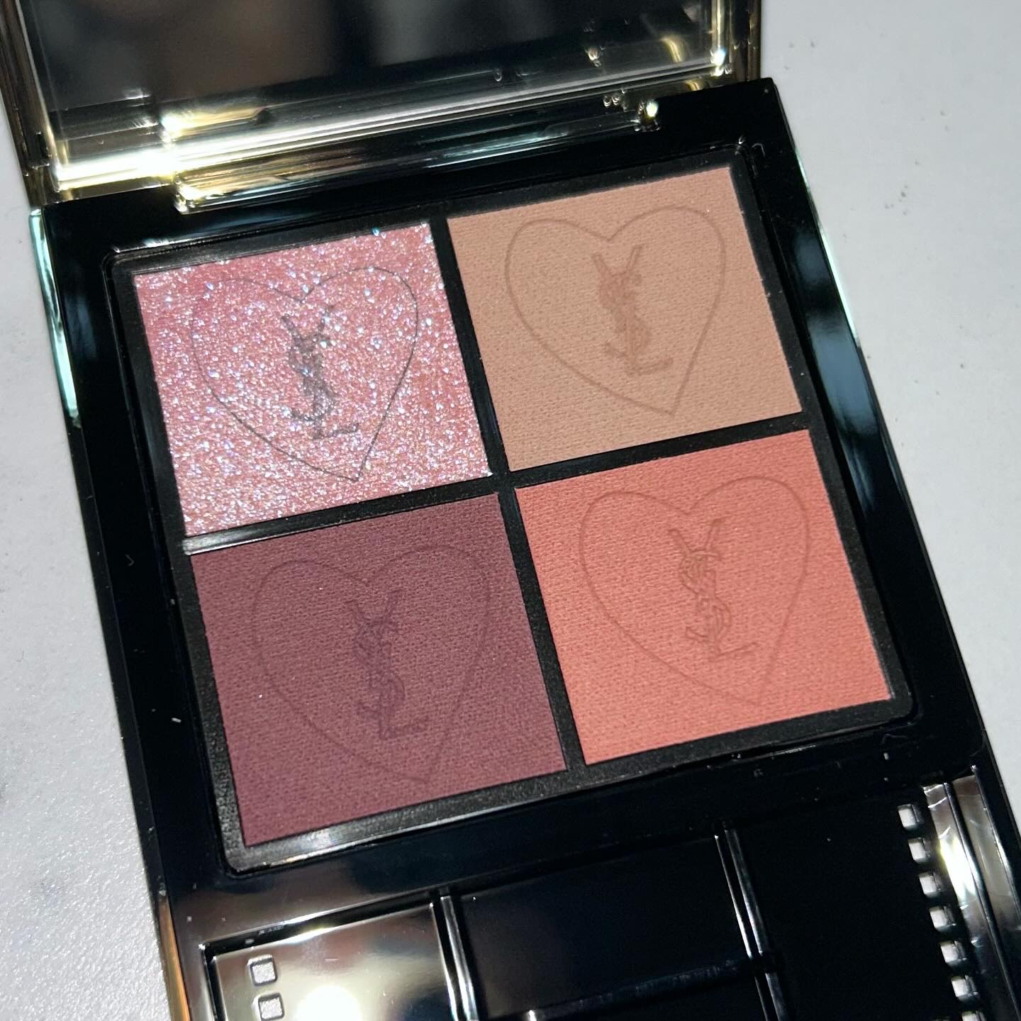 YVES SAINT LAURENT BEAUTE クチュール ミニ クラッチのクチコミ「あんにょん！
めるです🙌🏻
情報出てからずっと欲しかったアイシャドウ先行販売でゲット出来ました.....」（2枚目）