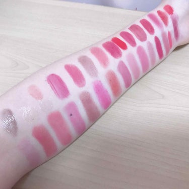 私が持ってるリップ全色を左腕に塗りたくってみた💄
気持ち悪い限りですね😇😇
ホクロが気になる。\( ˆPˆ )/
グロスに至っては、角度の加減で
ラメ感とかまっったく伝わらねぇ😇
一応５種類ぐらい塗って