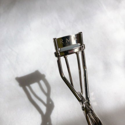 RMK アイラッシュカーラー XSのクチコミ「限定発売しているRMKのミニビューラー!
いつも目尻の一本が上がらず
普通のビューラーで試.....」(2枚目)