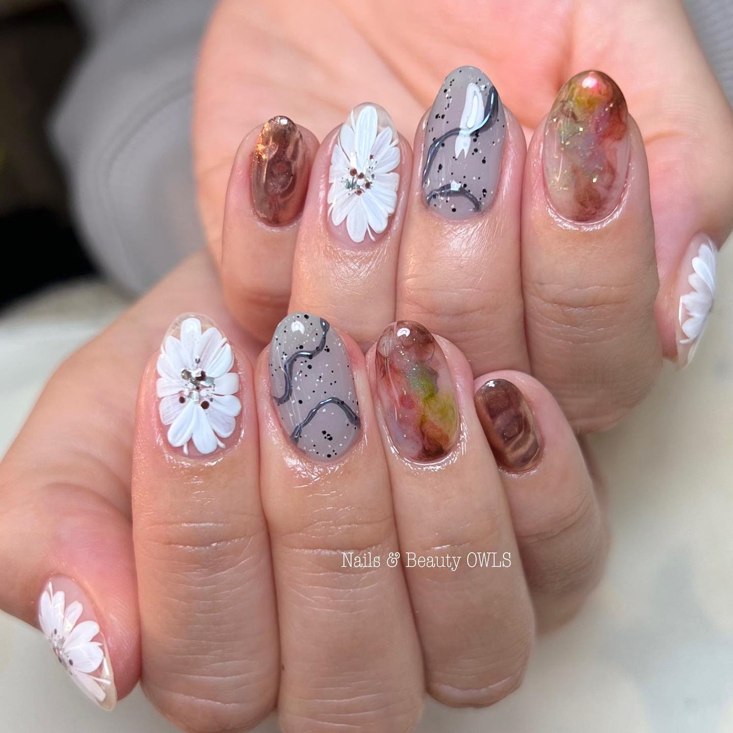 ぴよこれいと あうるす on LIPS 「こう見えて#ウェディングネイルやりたいデザインをばーーーーーっ..」(1枚目)