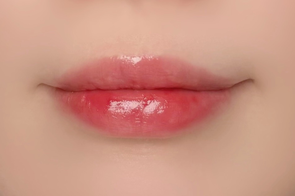 飲み会リップで話題になっていて
気になってはいたけど合わないかもと
不安があったのでミニを購入しました🛍️

塗ってみた感じはザ・ティントって感じで
ロムアンドやLakaなどに似てます。 

色持ちは噂されていた通り、
塗ってから少し時間