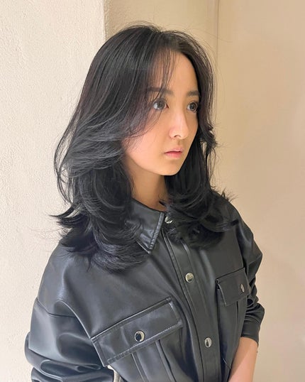 HARUNA on LIPS 「海外風な、お洒落レイヤースタイル🇬🇧です!ふわっと巻きやすいレ..」(5枚目)