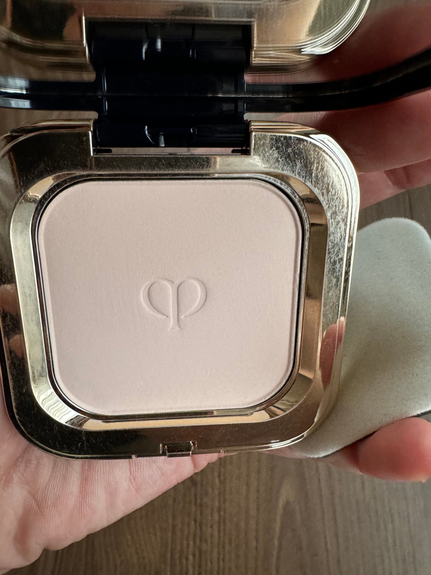 プードルコンパクトエサンシエルn/クレ・ド・ポー ボーテ/プレストパウダーを使ったクチコミ(1枚目)