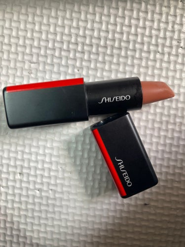 SHISEIDO モダンマット パウダーリップスティックのクチコミ「ヌーディな大人っぽいカラーが欲しくて購入。
発色もよく、スティックのまんまのカラーになります💋.....」（1枚目）