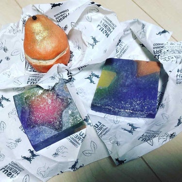 LUSH

・ゴールデンペアー(1180円)

         見た目を裏切らない、まさに洋梨のような香り。泡立てるとカルダモンフレーバーも顔をのぞかせ美味しいパウンドケーキを連想させる香りも広がりま