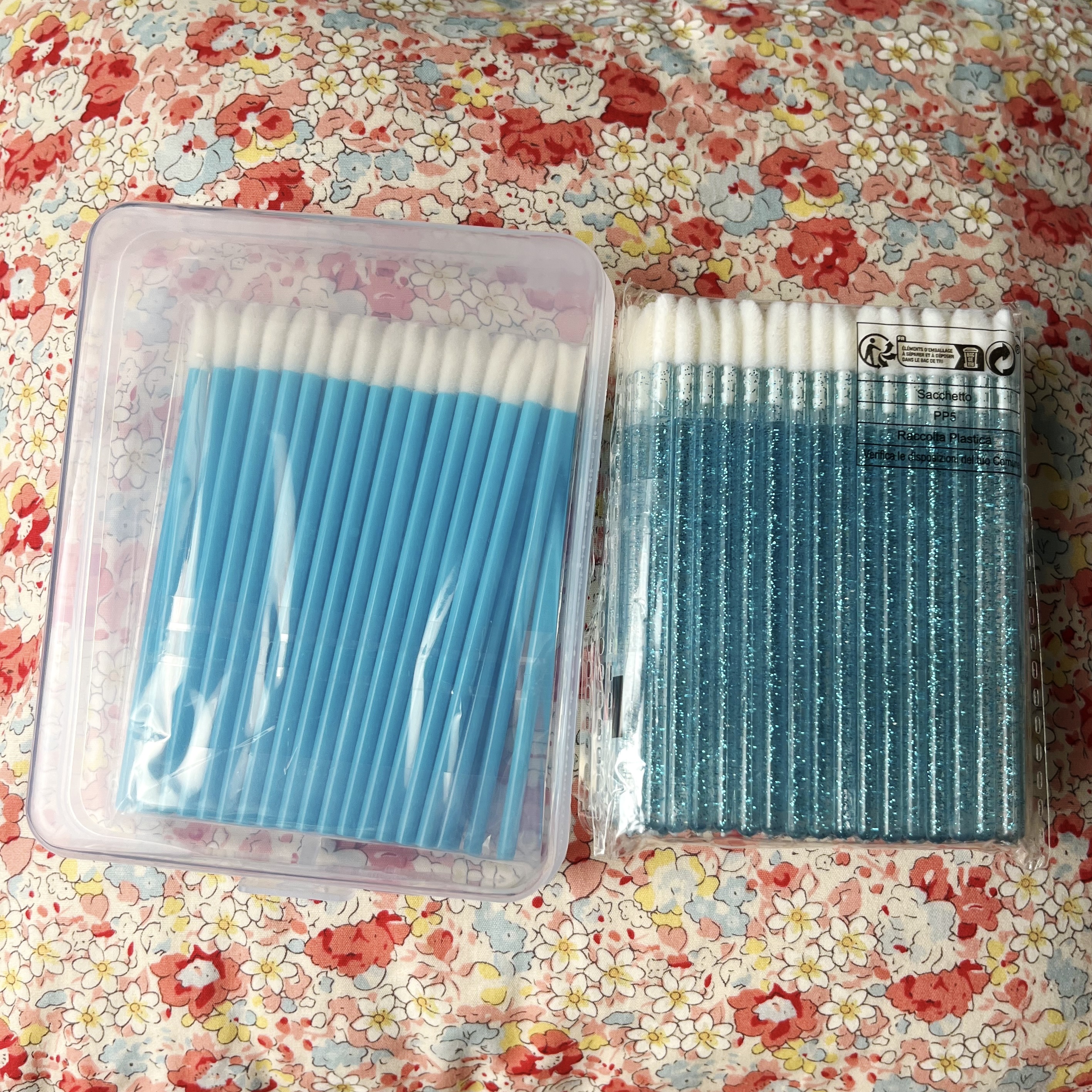 SHEIN購入品続き。

可愛いグロスティント用チップ見つけたので購入。
水色大好きなのでまとめ買い。


前回購入した時はノーマルホワイトチップで、袋入りだと行方不明になってしまう。
ケース付きはズボラな自分には必要だなと思い1つ購入。無