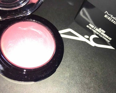 MAC ミネラライズ ブラッシュ デインティ

こちらのMACのチークはBAさんいわくオールシーズンで使えるとの事でした✨
程よい艶感もありとても可愛いお色味になってます︎︎☺︎
コスパも結構いい方じゃ