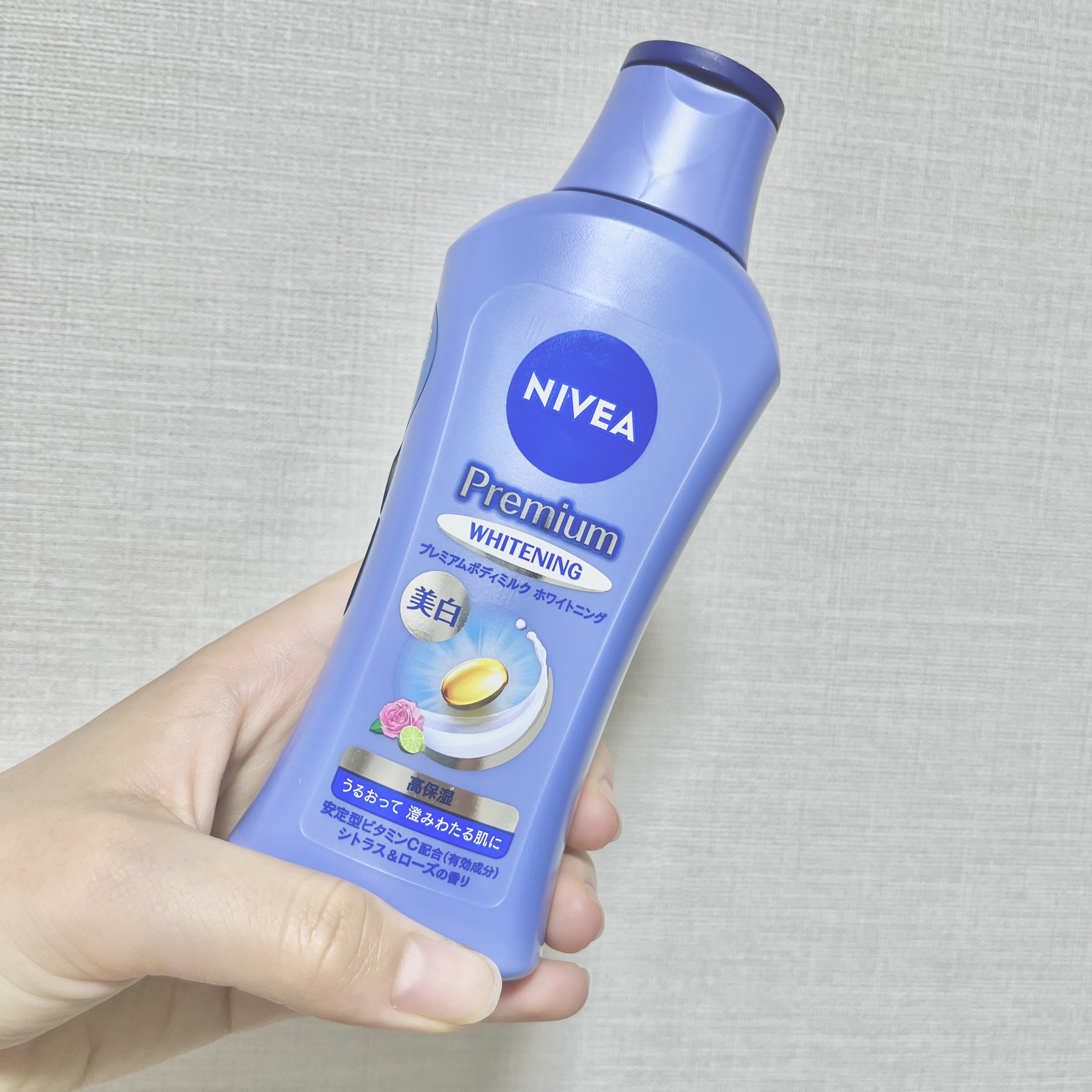 ニベア
プレミアムボディミルク ホワイトニング

こちら医薬部外品となっています。



しっかり保湿されるのに、ボディミルク特有のベタベタ感がないのが嬉しい🎶
画像の通り、スーッと馴染む質感です。


シトラスローズの香りも爽やかで、万