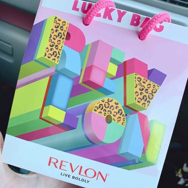 REVLON ラッキーバッグ 2019のクチコミ「レブロンのラッキーバッグをイオンにて見つけました🥺
前々から狙っていた、カラーステイルックスブ.....」（1枚目）