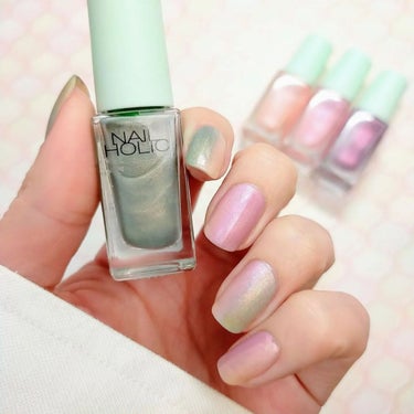 NAIL HOLIC様インスタアカウントの「限定マカロンカラープレゼントキャンペーン」に当選し、Matte Macaron4色セットいただきました～！
嬉しい！！ありがとうございます💕

ふんわりやわらかカラーなので色がケンカしなそう😍
ということで4色いろいろな組み合わせで縦グラデにしました👍️

トップコートを重ねてツヤツヤにしても、、、と思ったのですが、サラサラマットがかわいすぎるのでトップコートなしで仕上げました！
名前の通りお砂糖たっぷりのお菓子みたいな見た目で見ているだけでわくわくするカラーです💖

✼••┈┈┈┈••✼••┈┈┈┈••✼
ネイルホリック NAIL HOLIC
2023年春限定カラー「Matte Macaron」
✼••┈┈┈┈••✼••┈┈┈┈••✼

●OR217 アプリコット
イエベさんになじみそうなペールオレンジ✨
指がそのまま長くなったようになじみます。

●PK838 フランボワーズ
優しい青みピンクです。
4色の中で一番シアーで三度塗りしても自爪が透けて見えます。

●PU124 ブルーベリー
ピンク寄りパープル💜
フランボワーズと似ています。重ね塗りするとかわいい紫になります。

●GR728 ピスタチオ
今回の中で一番のお気に入りカラー！
イエローのラメがちらちらするのでアプリコットとの組み合わせが統一感あって好きです👍️

#セルフネイル初心者 #ポリッシュ派 #ポリッシュネイル #セルフネイル部 #セルフネイル #マニキュア #マニキュア派 #マニキュアネイル #ネイルホリック #nailholic #ネイルホリック新色 #ネイルホリック限定色 #ネイルホリックリミテッドコレクション #ネイルホリックリミテッドカラー #mattemacaron #マットマカロン #マカロンカラーネイル #夢かわネイル #キラキラネイル #パステルカラーネイル #縦グラデネイル #今日のネイル #指先にマカロンみの画像 その1