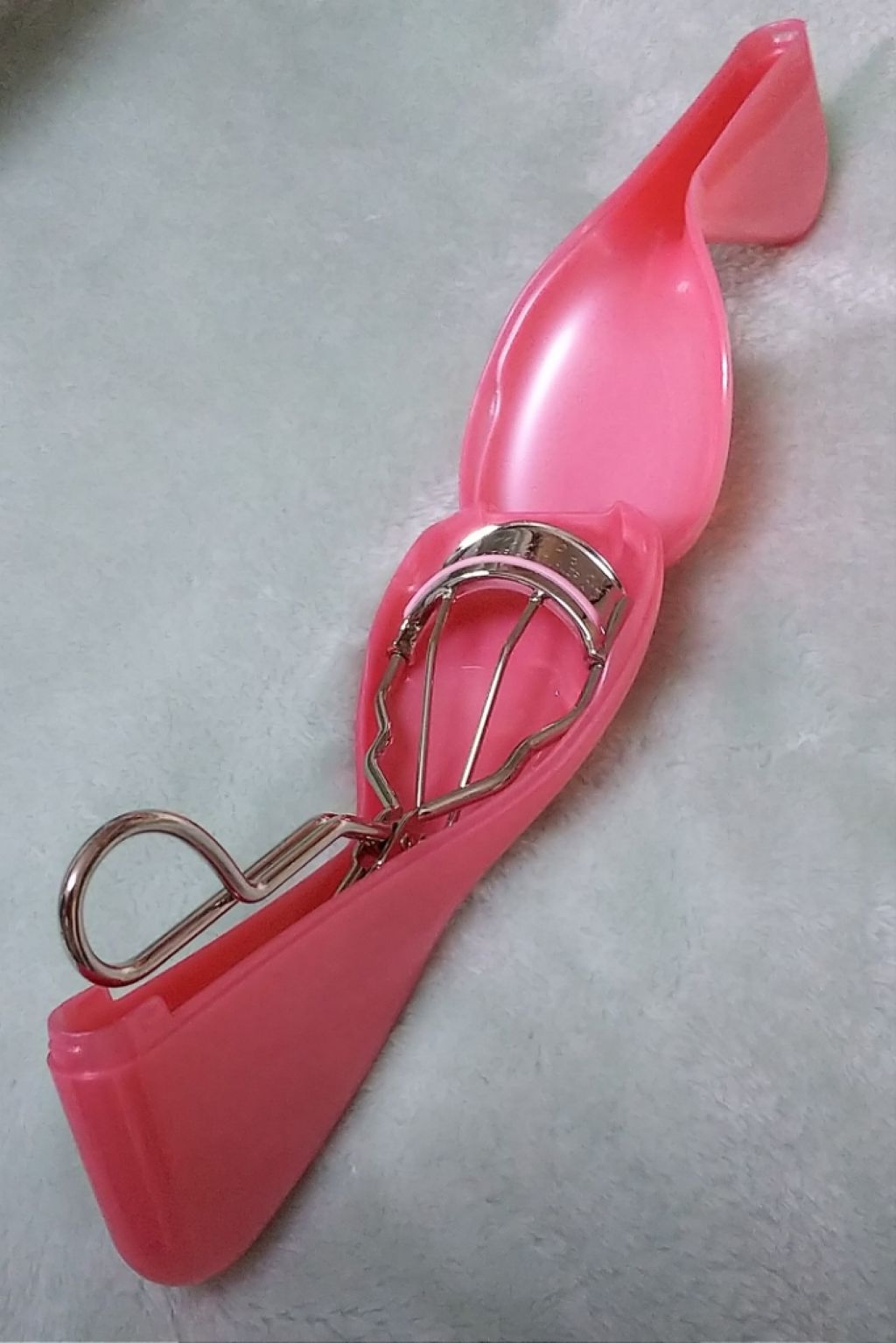 コージー カービングアイラッシュカーラー・春限定 桜ピンクのクチコミ「自睫毛の長さと濃さには何の不満も無いのですが、何せ頑固な下向きなのでコームタイプでファイバーの.....」（3枚目）