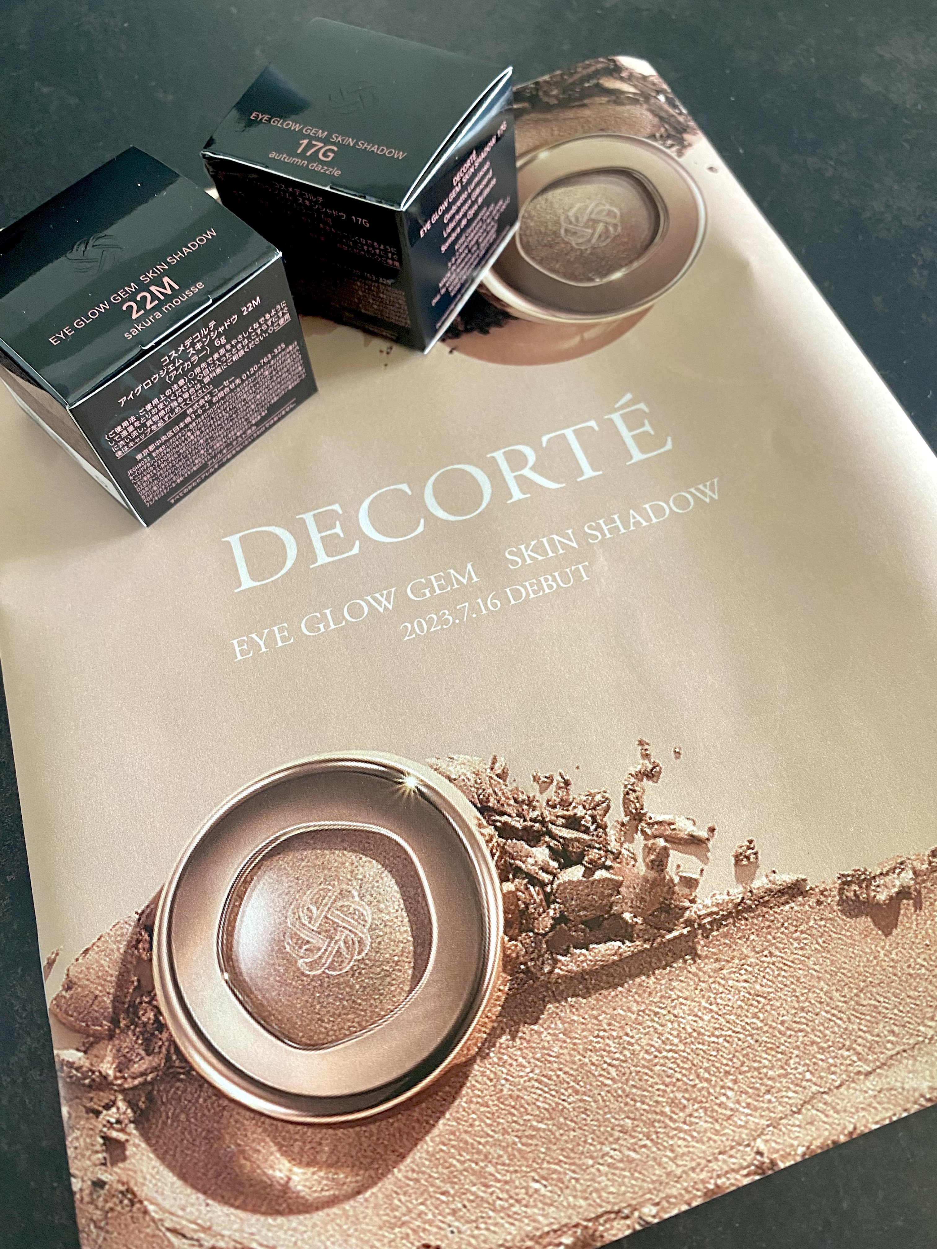 仕上がりがとっても綺麗で感動🥹💕
質感がグロウとマットの2タイプあって、一色塗りでも良いし、ベースに使っても🙆‍♀️肌馴染みも良くて、指で簡単に置くだけで綺麗に仕上がるからすごく使いやすい⭐︎
蓋の質感も違って可愛いことに気づいた☺️