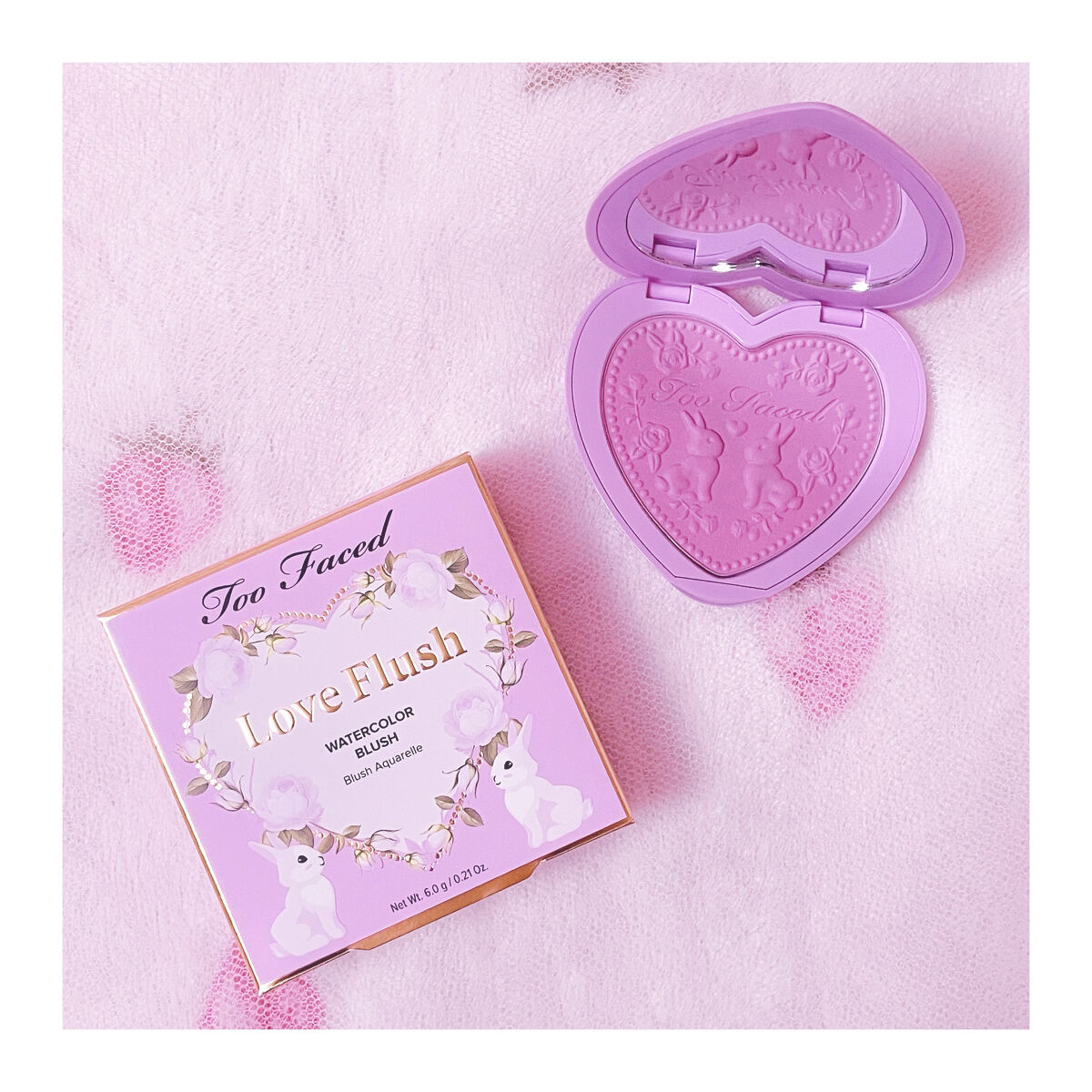 Too Faced　ラブ フラッシュ ウォーターカラー ブラッシュ　クレイジー イン ラブ　前の職場の方からプレゼントしていただきました💕

ハートのパッケージですごく可愛いのにチークの表面にうさぎの彫刻がしてあって使うのがもったいなく感