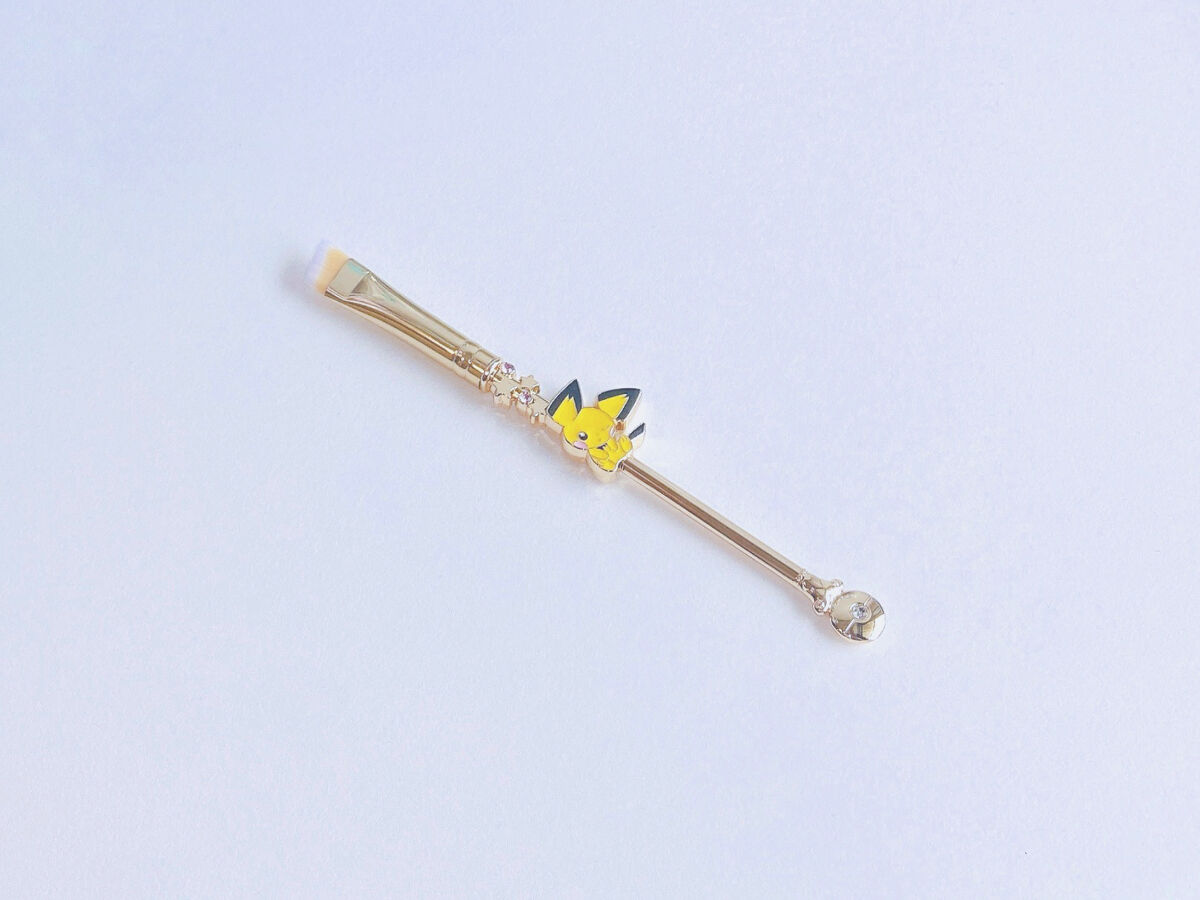 ポケモンセンター  ピチュー アイシャドウブラシ



ポケモンセンターにポーチ付きのブラシセットが売ってました！

ピチュー、ピカチュウ、ライチュウのセットです⚡️
ピチューはアイシャドウブラシ、ピカチュウはチークブラシ？、ライチュウはフ