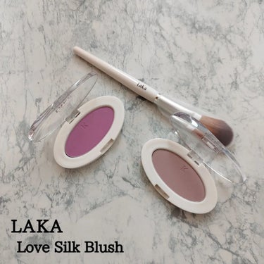 コスメ購入品

@laka.official
#LAKA
#ラブシルクブラッシュ

プレオーダーの1+1+チークブラシプレゼントの時に購入したもの✨

旧品のものより容量は多く、でもパケは小さく、となってました✨(鏡は無くなったけども)

✔702 Fantasy
青み強めなピンクパープル。ほんのりパールを感じるのと私の肌だとちょうどよいピンクに発色ですごく使いやすい！✨クリニークのパンジーポップと似てると見かけ、確かに似てるかも🤔今度比較してみようかな😊

✔708 Poem
グレイッシュなラベンダーパープル？これは目元、リップが強めメイクの時の引き算で使ってます。血色悪く見えそうですが、トーンレスなチークというか、大人顔の人にはより決まりそう🤭
旧品のHushとの比較もしたのですが旧品Hushは白み強めラベンダー&マットで使いにくかったのがグレー感強めの深み&ほんのりパールになっているかと🤔個人的にはこちらのPoemの方が使いやすくなりました✨
.
.
私はリニュしたこちらのシリーズの方がマットじゃない、白みが少ないので断然好みです🤤
メガ割対象なので気になる方は今のうちに♡
. 
#コスメ#コスメ購入品#コスメ備忘録#プチプラコスメ#チーク#ブラッシュ#blush#blusher#cheek#韓国コスメ#コスメ好きな人と繋がりたい#メガ割#Qoo10メガ割#ブルベ冬#ラカ#lovesilkblushの画像 その0