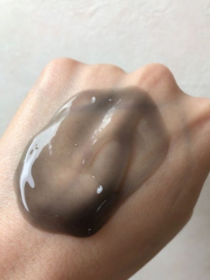 ビオレ おうちdeエステ 肌をなめらかにするマッサージ洗顔ジェル 炭のクチコミ「とろっと柔らかめのジェル。
肌に使っても炭で真っ黒にはなりません。半透明な感じ。
ひんやり.....」(2枚目)