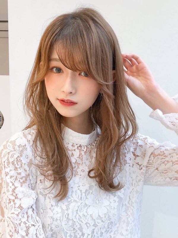 オレンジメイクのやり方!似合う人の特徴とおすすめリップ・アイシャドウなども紹介