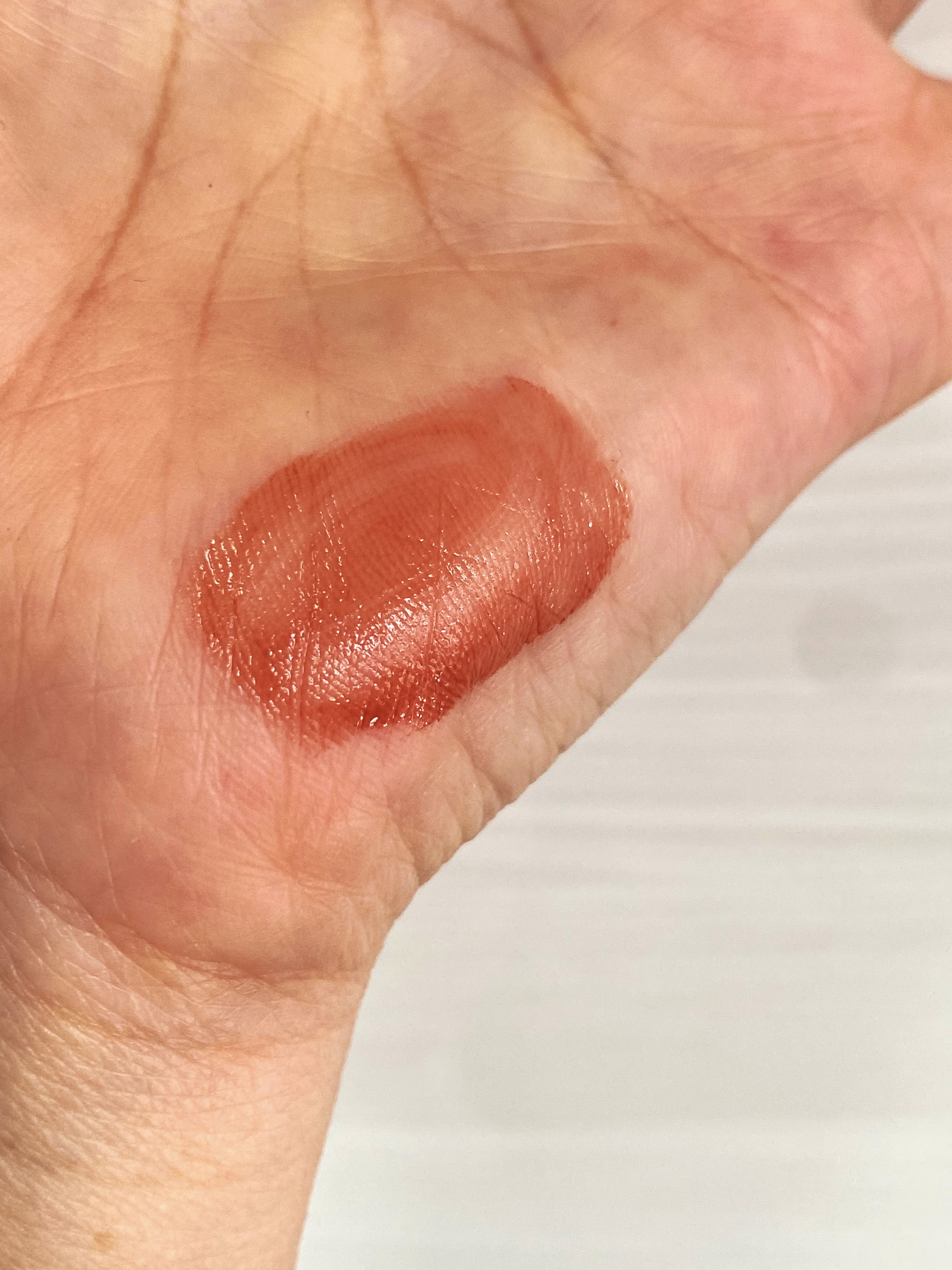 娘に『ママ似合いそう』って言われたから
嬉しくて買ってしまったけど
リップモンスターのマットが欲しかったし

ただ唇がカサつくのよねー…
夜のリップケアが必須です

【使った商品】KATEリップモンスター05
【色味】ブラウン系
【色もち】