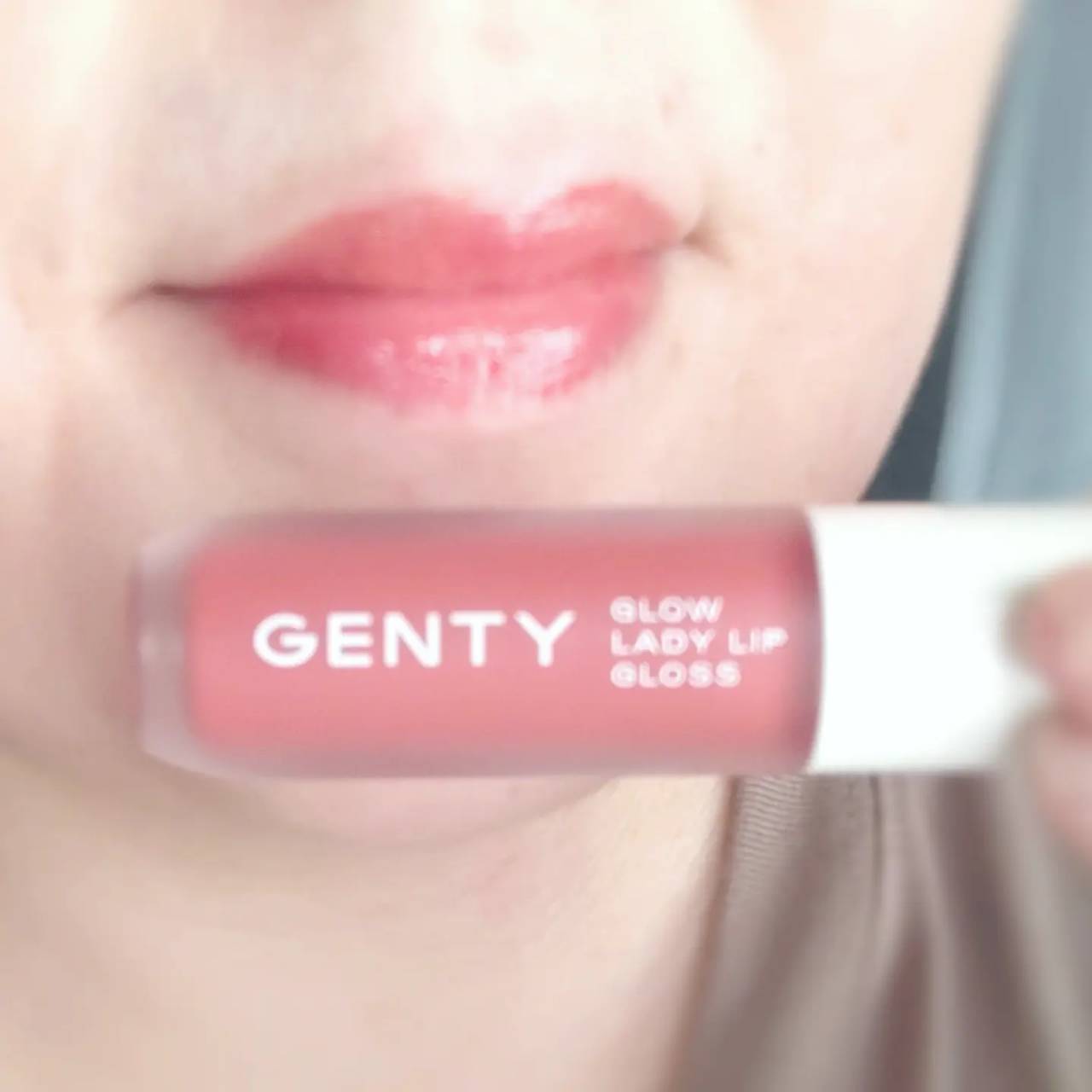 GENTY グロウ レディ リップ グロスのクチコミ「カラーはメロウアプリコット

オトナかわいいアプリコットオレンジ

ニュートラルな色味.....」（2枚目）