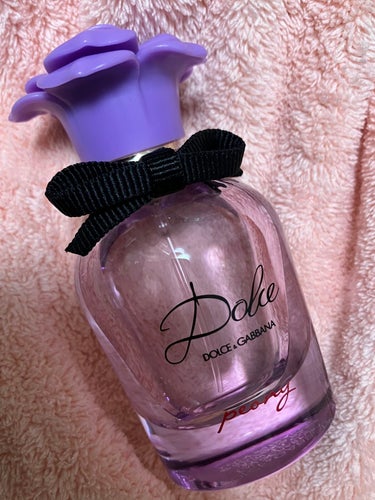 DOLCE&GABBANA BEAUTY
-dolce peony

上の蓋のお花が可愛い香水。

香りは頭からフローラル。
ちょいと酸いがあるような（梨？）お花の香り。
そこからちょっとするとその酸い