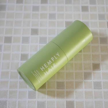 熱を味方につけるヘアミルク

*HEMPLY HAIR
*モイスチャーエマルジョン

お試しさせてもらいました。
こちらは、熱を味方につけるヘアミルクなのでドライヤー前に塗布するのがオススメ！というか、乾かした後にものダブル使いが◎

①パサつきの気になる髪もしっかりまとまる
高い保水成分である2つの植物由来セラミドでうるおいを与える

②ヒートケア成分で髪を守る
熱を加えることで皮膜を作り、枝毛や切れ毛などのダメージをケア。

③ダメージリペア成分で指通りの良いツヤ髪へ。
キューティクルを修復し、睡眠中のうねりや絡まりを軽減

テクスチャーは、ミルク。髪へのなじみもよし。しっとりするけど、重い仕上がりにはならず。香りは良い感じ。

提供:@hemply_japan
#提供
#HEMPLYHAIR#モイスチャーエマルジョン#ヘアミルク#ヘアケア#柔毛#細毛#くせ毛の画像 その1