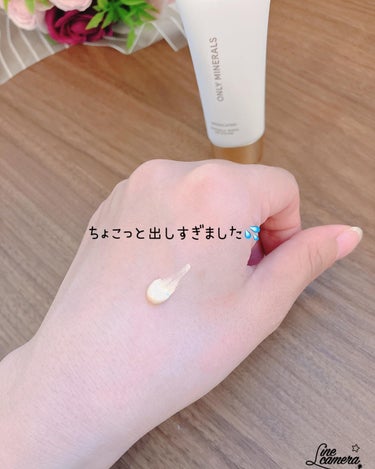 素敵なご縁がありましたら〰️///////♥️

オンリーミネラルさま💓
「薬用リンクルホワイトBBクリーム」を
LIPS様を通して
いただきました///////♥️///////♥️

ありがとうございます.ᐟ.ᐟ.ᐟ

使い方のポイント▶︎▶︎▶︎

Point 1♡

シワ改善 (*1) × 美白 (*2) を叶える高密着BBクリーム

Point 2♡ 植物オイルとミネラルパールのオイルリッチなツヤ肌仕上がり

Point 3♡ ひと塗りでシミや色ムラを美しくカバー

*1) ナイアシンアミド
*2) メラニンの生成を抑え、シミ・そばかすを防ぐ (ナイアシンアミド)

♡ ••┈┈┈┈┈┈┈┈•• ♡

実際に使ってみたよ〰️

ライトオークルなので
わりと私に近いお色味かも⁉️と思っていましたがドンピシャカラー💓
しろすぎることも無く
かといって黒すぎでもなく
ちょうど良かった◎

写真手の甲だと出しすぎなくらい(反省)
とても伸びが良くて
ほんとに少量でおっけー👌🥹

ファンデなしでもこれ1つで
メイク終了でも◎👌🏻 ̖́-‬
カバー力もあります.ᐟ.ᐟ.ᐟ
しみやくすみもしっかりカバー◎

SPF25PA++なので
外に長い時間いる時は日焼け止め必須だけどおうちにいる日はこれのみでも
本当に良さそう✨🥹

肌荒れも防げるBBクリーム💓

厚塗り感もなくてつやっぽく
ナチュラルな仕上がりになったよ///////♥️

わたしは最後パウダーをぬって
仕上げました✊😊

この度はありがとうございます.ᐟ.ᐟ.ᐟ

#PR
#YAMAN
#オンリーミネラル
#薬用リンクルホワイトBBクリーム
#BBクリーム
#メイク好き
#ベースメイク
#スキンケア好き


@onlyminerals 
@lipsjp 

♡ ••┈┈┈┈┈┈┈┈•• ♡

こちらの投稿期限が5日まででした😢
投稿期限を過ぎてしまいまして
大変申し訳ありませんでしたm(_ _)m

♡ ••┈┈┈┈┈┈┈┈•• ♡の画像 その2