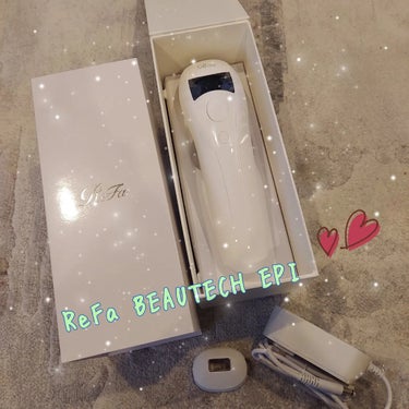 美容ローラーで有名なReFaから登場したReFa BEAUTECH EPIを使ってムダ毛ケアしています✨


リファ ビューテックエピは、美顔ローラーやシャワーヘッド、ドライヤーなど、多くの美容アイテムがそれぞれ大人気のブランドでご存知の方も多いですよね☺️

そんなReFaが手掛ける光美容器です。

そんな人気ブランドですが、実はこちら３００００円とコスパの良さが魅力。

 そして光美容器初心者の人でも使いやすいシンプルな機能・操作性に加え、サロンでも使用されているIPL式（光のテクノロジー）が採用されていて、手軽におうちで、本格ケアができると話題のアイテムです💕


私は一応脱毛サロンに数年通っていましたが、腕も足もうっすら残っていて特にV I Oは全く効果もなく普通に生えています😢

なので、またエステに通うのも予約も行くのももう面倒だし高いしなんだかなぁ🌀と思っていたので、自宅で気軽にできるものを探していました。


何よりめんどくさがりなので、使い方も難しくなく、初めてのセルフ脱毛でも使いやすいものを色々と見ていました。



こちらの良いなと思う点としては、

・ジェルが要らない
・コードが丁度いい長さ
・連射可能
・税込30000円と価格が手頃
・軽い
・約30万発で全身のお手入れ300回分


気になるところは、

・自前のサングラスが必要
・残り照射回数がわからない


くらいかな。



まずこちら、操作が簡単で機械音痴の私でも問題なく使えます。

 まず、ボタンが２つしかないので簡単👍️

専用ACアダプターと繋いで、電源ボタンを長押ししたら、そのまま脱毛スタートできます⭐

あ、お肌は清潔な状態でメイクや日焼け止めなどは落とした後にしてくださいね。

そしてサロンと同じく、必ず除毛してから始めましょう。





照射レベルを５段階から選べることができるので、まずは低い段階でスタートして大丈夫なら上げていく感じです。


長押しするとAUTOモードになり、連続照射することができます。

1回1回ボタンを押して肌に当てなくても、肌になぞらせて使うことができるので、 お腹や脚など皮膚の面積が多い部分は、特に時短になります。


終わったら保湿してくださいね～。



これだけ💡簡単✨




そして痛みですが、私は手足はレベル5で問題なしでした👍️


パチンと軽く輪ゴムを弾いたような感じはあるけど、別に痛くないので問題なくやってます。


 肌が薄くて痛みを感じやすい部分と、肌が分厚い部分は違う照射レベルに変えられるし、痛いのが怖い人も気軽に使うことができますよ。



音もとても静か。


パーツも本体の他には、付属品のフェイス用アタッチメントと、専用ACアダプターしかないので、パーツが多くて複雑😔ということもありません。

 
重量も約300g✨
とにかく手に取って扱いやすく、ケアが負担にならず簡単に片手で使うことができます。


照射の光はIPL式です。

これは、面で光を当てるため、ピンポイントに光を当てるレーザー式でのケアに比べると痛みは抑えめなんですって。

 
ただ、いくら痛みの少ないIPL式とはいえ、高頻度での使用はかえって肌へ負担をかけてしまうので、

はじめの２～３ヶ月は２週間に１回程度

それ以降は１ヶ月に１回程度が良いそうです。


うっかりケアを忘れたなどで、前回のケアから結構期間が空いてしまった場合は、また2週間に1度のペースに戻して

必ず同じ箇所への使用は、1週間に1度までが限度です。



こちら、ケア可能な部位はフェイス用アタッチメントで顔、脇、胸、お腹、腕、手、Vライン、太もも、足です。

乳首、乳輪、へそ、I.Oラインなどの粘膜部位は使用できませんのでご注意を。



彼とも共用してます。

今からしっかり継続して、夏にはすべすべになれるようケア頑張ります♪

の画像 その0