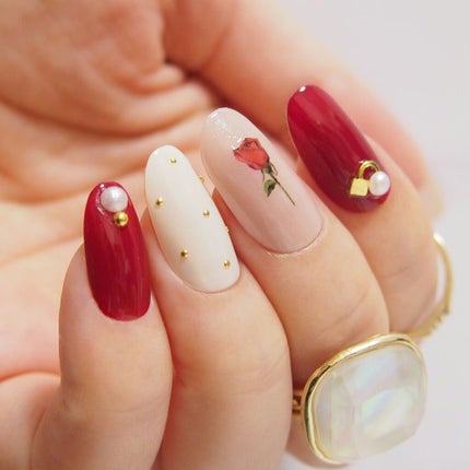 おすすめネイルシール8選!貼り方やオフの方法も解説