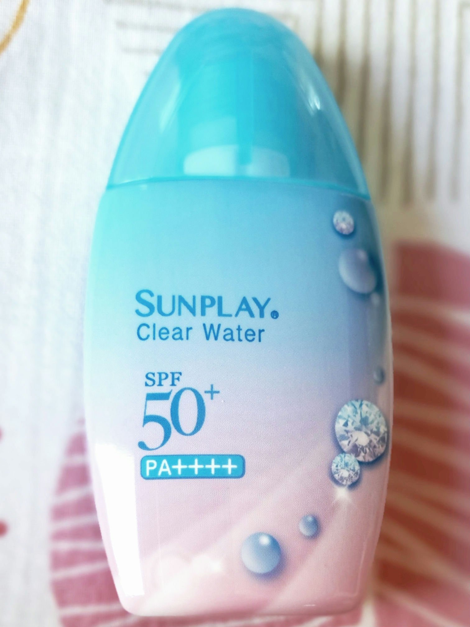 【使った商品】サンプレイ　
クリアウォーター　日焼け止め
【商品の特徴】顔、体用
【使用感】うっすらブルー色の日焼け止め乳液！
【良いところ】肌にすーっと吸収して外出前に素早く使えます。私は日焼け止めのベタつきが苦手ですが、この商品はそこま