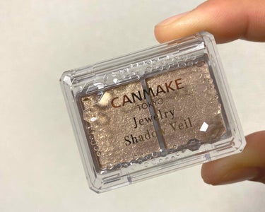 【デパコス級ラメ】
●CANMAKE
     ジュエリーシャドウベール 02
     ¥600

一時期話題にもなったこのアイシャドウ。
左が小粒ラメ、右が大粒ラメに
なっています。
大粒ラメは涙袋