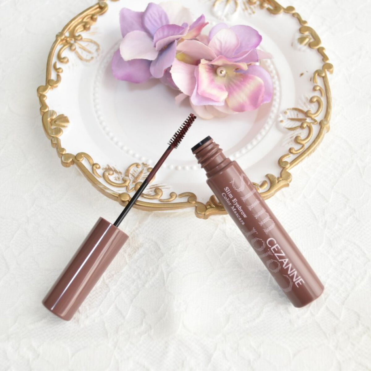 温かみを感じるブラウンベースのピンク眉マスカラ。

発売前から気になっていたCEZANNEの極細アイブロウマスカラの2色を購入しました。

今回、ご紹介するのはC2モーヴブラウンです。
このC2モーヴブラウンは、青みのあるモーヴカラーで上品