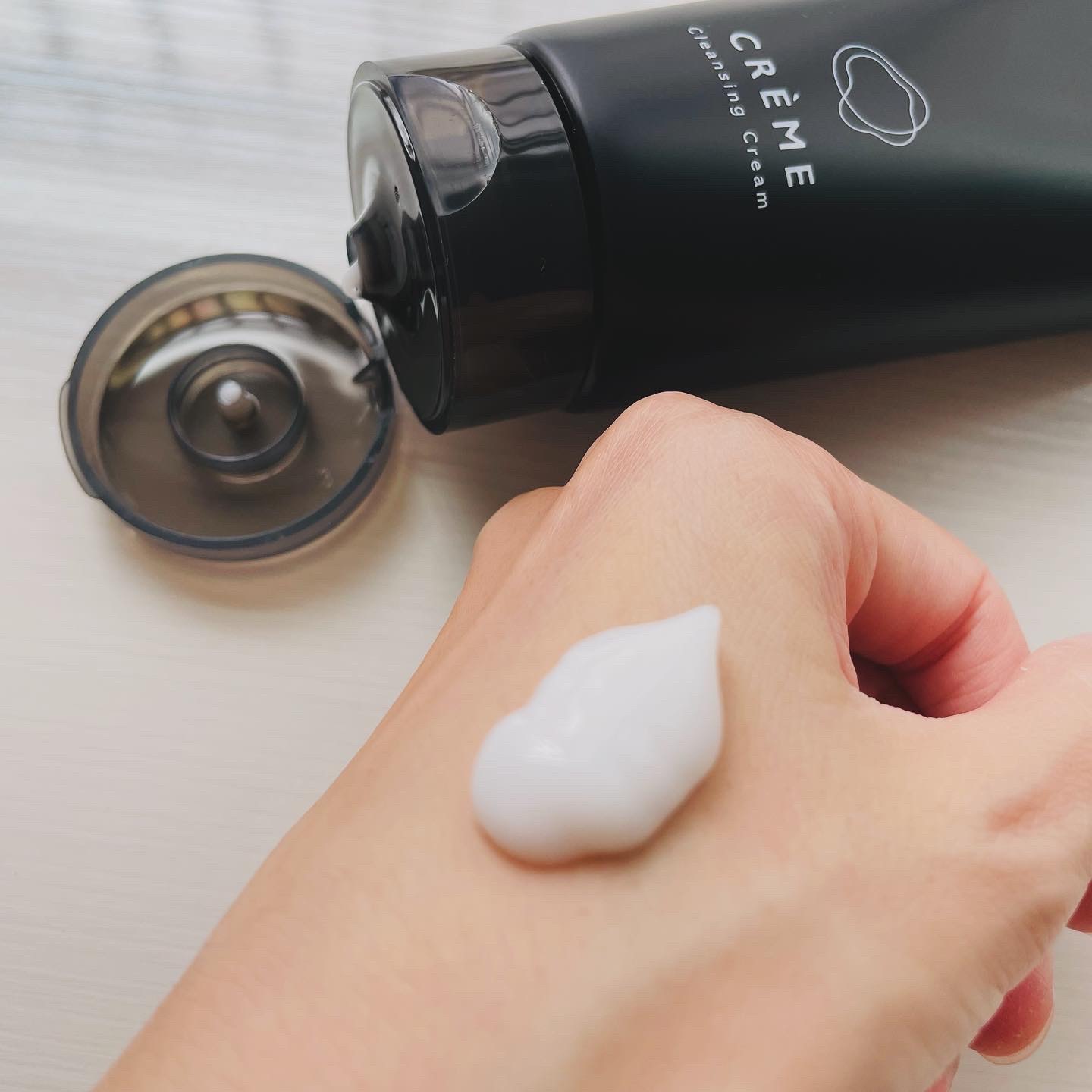 

ナリスアップ / クレメ クレンジングクリーム　N

テクスチャーは、ぷるっとしたクリーム
見た目は白いクリーム色をしていて
馴染ませていくうちにオイルっぽく変化して
メイクが※溶けていく　

メイク馴染みが良く、伸びが良いので
デコル