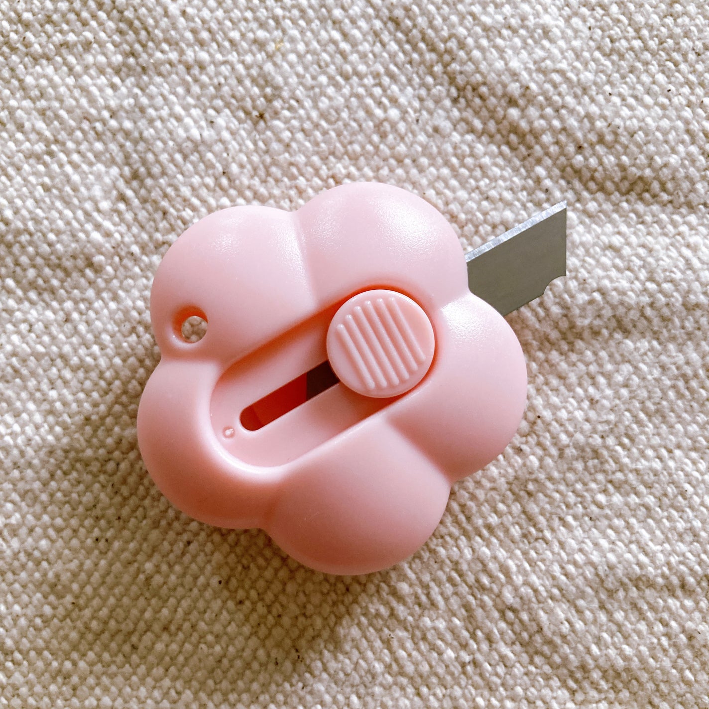 メグ on LIPS 「CanDoでミニカッター買ったよ✿雲の形☁️もあったけどお花が..」(2枚目)