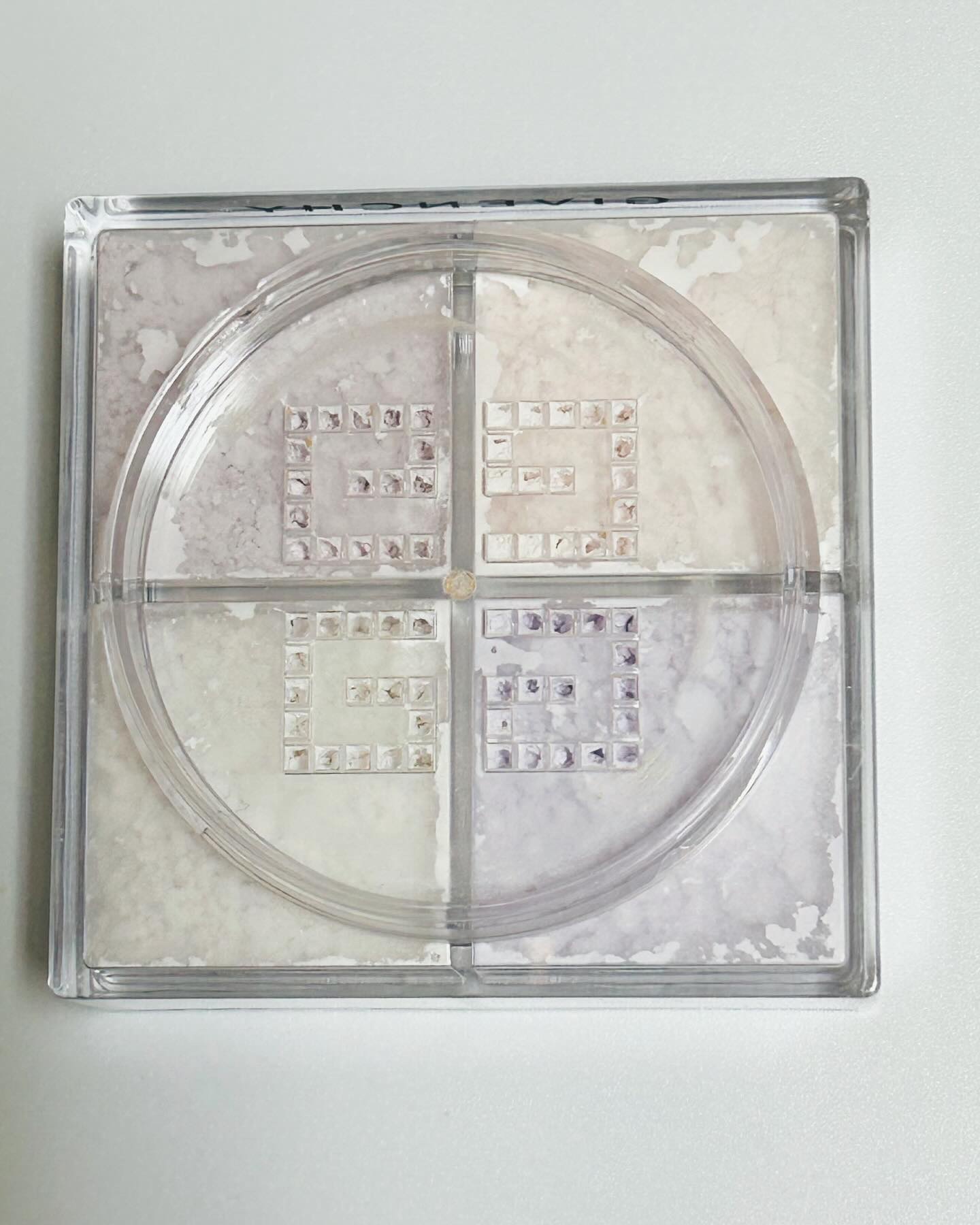 プリズム・リーブル/GIVENCHY/ルースパウダーを使ったクチコミ（3枚目）