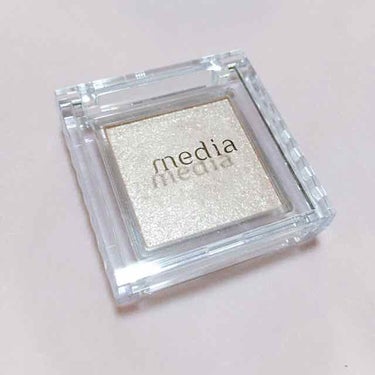 ❁初media\♡/

media ブライトアップアイシャドウ
BE-01

最近発売されたアイシャドウ。
細かい多色ラメが入っていて
ツヤ感が残る感じです！
私はアイシャドウベースとして
使っています